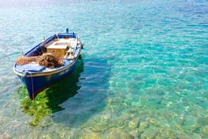Une barque à Dubrovnik en Croatie